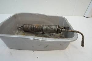 lot 38 image: grease gun and litter box
