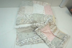 lot 89 image: Comforter and Pillowcase