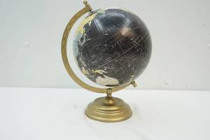 lot 199 image: Globe