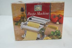 lot 202 image: Italian Villa pasta machine