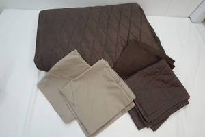 lot 259 image: Bed spread and Pillowcase