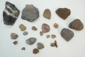 lot 327 image: Agates
