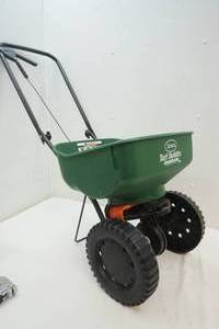 lot 442 image: Scotts spreader
