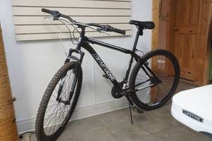 lot 463 image: Mongoose Excursion bike