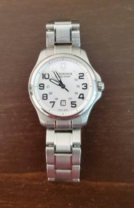 lot 6 image: Victorinox Swiss Army Watch