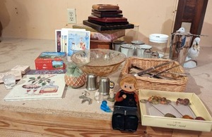 lot 203 image: Housewares
