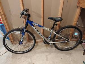 lot 210 image: Trek 820