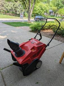 lot 252 image: Troy Bilt Snowblower