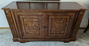 lot 21 image: Ethan Allen Sideboard Buffet Media Credenza Center