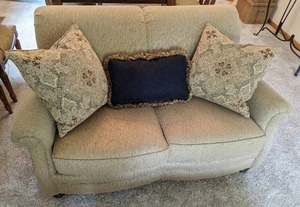 lot 25 image: Smith Brothers Love Seat Couch