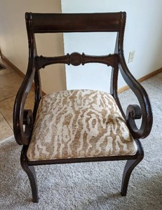 lot 27 image: Ethan Allen Single Dining Chair With Arms