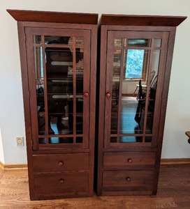 lot 32 image: Pair of Ethan Allen Mission Style Bookcases
