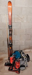 lot 105 image: Atomic 29.0 Ski Boots Atomic R-11 Skis and Bags