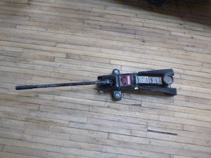 lot 14 image: Craftsman Hydraulic Floor Jack
