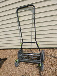 lot 3 image: Earthwise Push Lawn Cutter