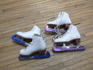 lot 66 image: 2 Pair of Girls Ice Skates