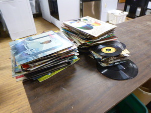 lot 98 image: Large Lot of Albums