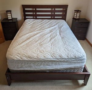lot 100 image: Queen Size Bed