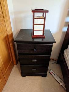 lot 101 image: Pair Of Nightstands With Lamps