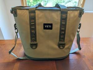 lot 5 image: Yeti Hopper 40 Cooler