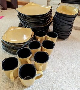 lot 48 image: Corelle Dinnerware