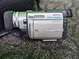 lot 324 image: Sony Mini DV Handycam