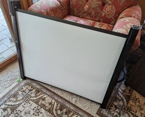 lot 362 image: Portable Desktop Projector Screen