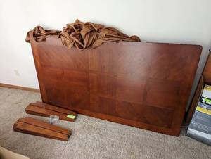 lot 373 image: Dining Room Table