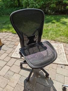 lot 391 image: Black Mesh Seat Office Chair