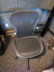 lot 393 image: Black Mesh Seat Office Chair