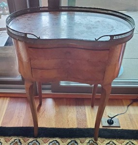 lot 316 image: Old Marble Top Kidney Shaped NightstandEnd-Table