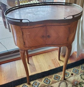 lot 318 image: Old Marble Top Kidney Shaped NightstandEnd-Table