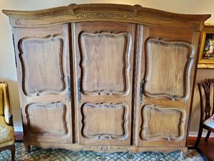 lot 6 image: Large Antique Armoire