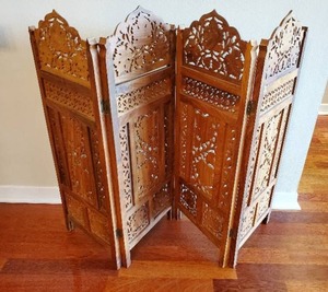 lot 337 image: Intricately Hand Carved Wood Screen