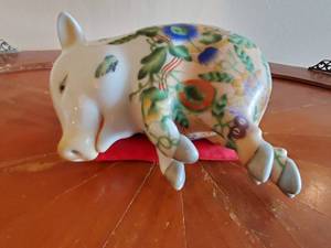 lot 354 image: Ceramic Hand Painted Sleepy Pig Figurine