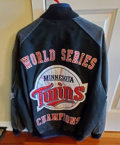 lot 357 image: Minnesota Twins 1987, 1991 World Series Jacket