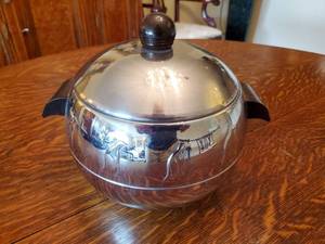 lot 368 image: Vintage Westbend Penguin Ice Bucket