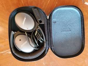 lot 381 image: Pair Of Bose Headphones