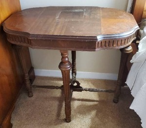 lot 401 image: End-Table
