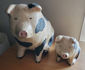 lot 419 image: Two Decorative Pigs