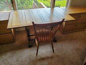lot 420 image: Classic British Pub Table And Chair