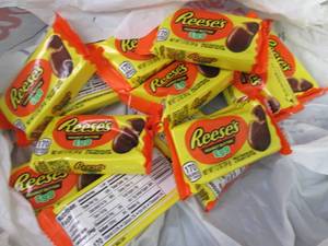 12- 1,2 oz Reeses Peanut Butter Eg...