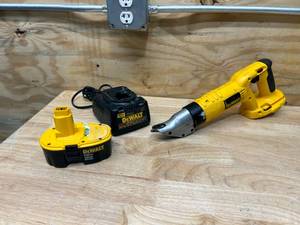 lot 64 image: DEWALT DC490 18V Cordless 18 ga. Swivel-Head Shear with Charger, Battery and Case