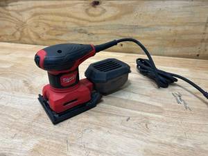 lot 44 image: MILWAUKEE 3 Amp 14 Sheet Corded Palm Sander