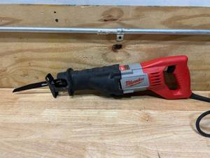 lot 26 image: MILWAUKEE 6519-30 Sawzall Reciprocating Saw