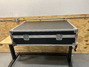 lot 55 image: RoadFlight Case on Wheels