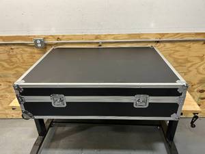 lot 54 image: RoadFlight Case on Wheels