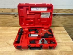 lot 60 image: MILWAUKEE M12 12-Volt Lithium-Ion Cordless HammerVac Universal Dust Extractor with Case (Tool-Only)