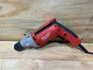 lot 57 image: MILWAUKEE 38 Magnum Drill, 0-2500 RPM with All Metal Chuck  0201-20
