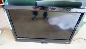 lot 1 image: Vizio 32 Inch Class LCD HDTV